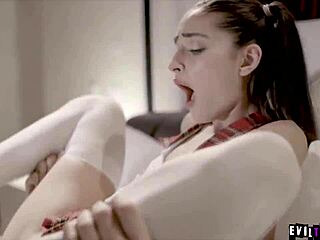 Emily Willis tar opp med gamle creepy Steve Holmes i heftig analmøte