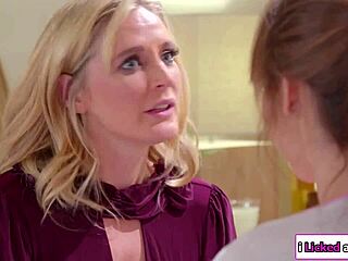 Bruneta punčka okuša mačehino ritko v oralnem rimjobu