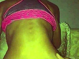 شاب محظوظ ينيكنا احنا الاتنين مع بعض