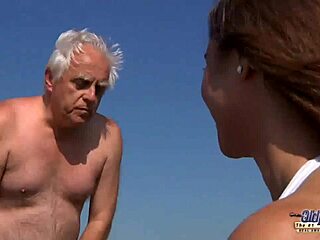 Une jeune chaude dit : Papy, baise-moi à la plage, je vais tout avaler après la pipe !