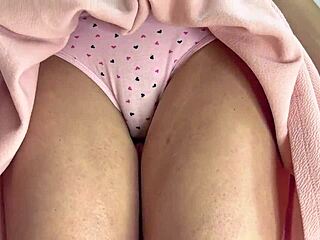 Asiatische Teenie neckt großen Schwanz, reibt Klit in Nahaufnahme