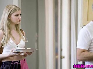 Ik ben overweldigd als Harlow West haar strakke blonde lijf aan stiefopa Jay Crew geeft voor diepe actie