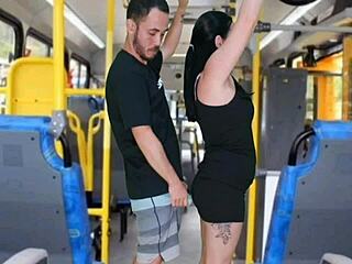Skitten brunette får kuk gnidd mot rumpa på offentlig buss til han kommer