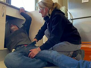 אישה לוהטת מוצצת לאינסטלטור עד הסוף במטבח עם גמירה