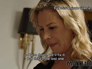 Mature4K forførelse bliver hed med en blond og barberet moden kvinde i aktion