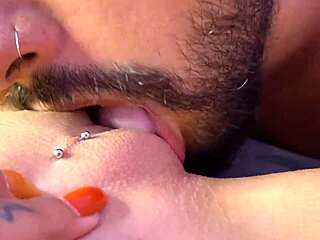 היי, היא ליקקה אותי כל כך טוב עד שהשפרצתי בכל מקום! 💦