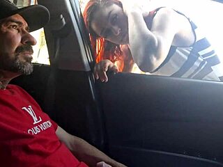 Viser pik til ung pige på gaden og spørger vej