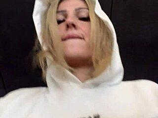 Tulen kiimaisen kuntosalilla kun kaikki tuijottaa hikisiä kovia nännejä läpinäkyvän paidan läpi