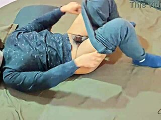 Naapurin pettävä emäntä kännistelee salaa aviomiehen kaverin kanssa