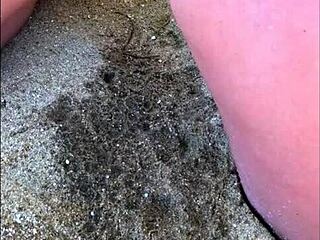 minha esposa pees long on the beach