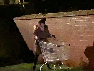 LUCY HAYZ vattnar sina plantor!