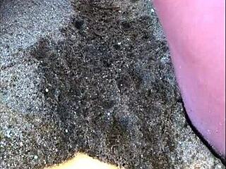 minha esposa pees long on the beach