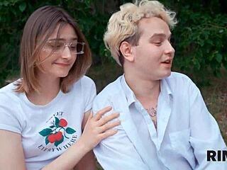 Rim4k Esposas Trocam para Rimming Mútuo e Foda Anal na Floresta