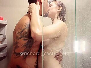 Cornuto implora di scopare la moglie, Reh Queen la incula forte in bagno