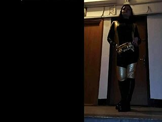 Jsem latexová bohyně v této hentai femdom scéně