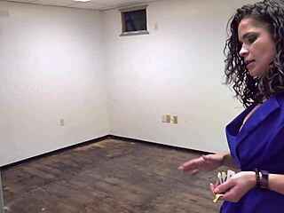 Mogen mäklare knullas hårt på jobbet vid affären