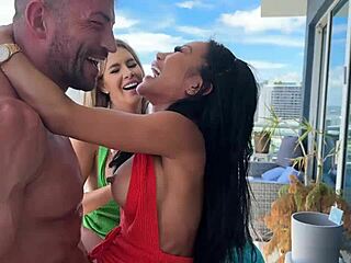 Ema Karter og Hayley Davies tager CJ Miles og Maximo Garcia i interracial firer-orgie