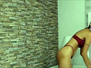 Mollya Model Webcam Top