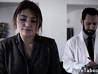 Brillenschlampe 18+ wird vom Doktor in voller Tabu-Szene eingeritten. Rohe Brunetten-Action entfaltet sich.