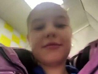 Јавно јебање блиским погледом са аматерком хентаи бебом која мастурбира напољу