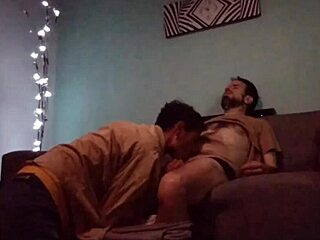 Haciendo Un Poco De Masajes Y Saboreando Verga