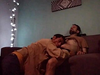 Haciendo Un Poco De Masajes Y Saboreando Verga