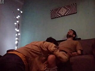 Haciendo Un Poco De Masajes Y Saboreando Verga