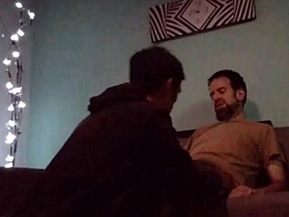 Haciendo Un Poco De Masajes Y Saboreando Verga