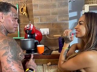 Tatoveret 18+ tøs med store patter fanget i køkkenet