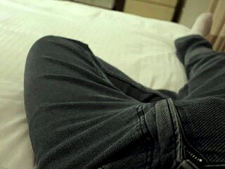 Mamă vitregă economisește la camera hotel cu un singur pat