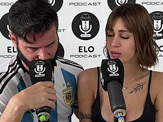 ASI LE GUSTA QUE LE CHUPEN LOS PEZONES