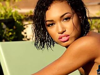 Schwarze 18+ Model Noelle Monique zieht Bikini aus!