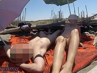 공공 해변에서 낯선 사람들에게 내 자지 보여주며 위험한 사정