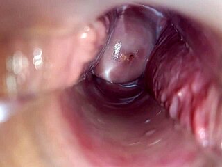 ¡Mira este orgasmo salvaje dentro de ella en primer plano!