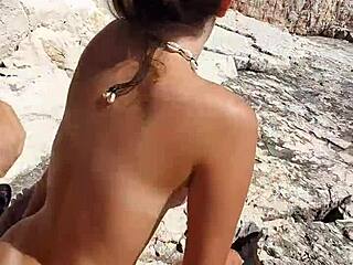 Gyors szex forró 18+ tinivel nyilvános strandon!