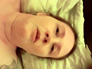 אני והמילף שלי מזיינים תוך שיחה על בחורים שאנחנו רוצות לזיין, מתיזה על זינים ענקיים