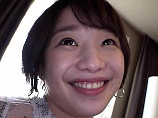 Petite Asiatique chevauche et prend une éjac faciale dans une vidéo maison