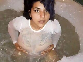 chica cachonda termina muy mojada despues de la paja