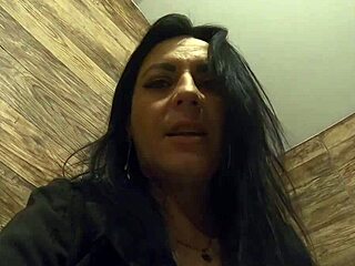 ما أسخن من ميلفيكالا تبول وتستمني في جوارب؟