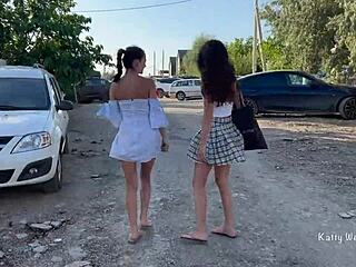 두 여자가 팬티 없이 공개적으로 보지 깜짝쇼