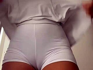 Еспоса Хейя се преоблича в пробната на мола, гледай пълното на червено