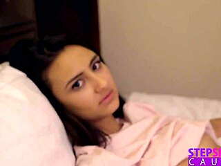 Ей, гореща брюнетка доведена сестра Eliza Ibarra язди големия член на доведен брат! 🔥