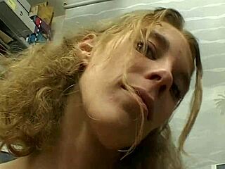 Osamljena v pisarni? Ta plavolaska 18+ doživi ekstremen orgazem sama.