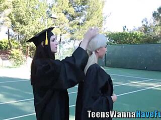 amateur les eats pussy at party