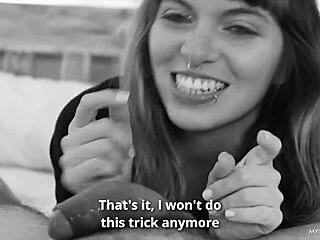 Istražujem divlje seks šopove u Tokiju za testiranje igračaka. Devojka proba vibratore u prodavnici.