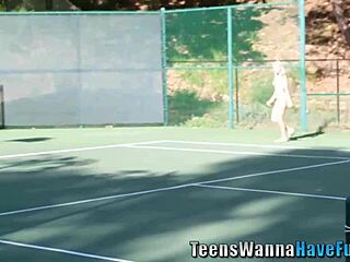 amateur les eats pussy at party