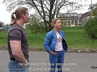 Petite Tchèque mignonne se fait défoncer le cul dans un van en mouvement