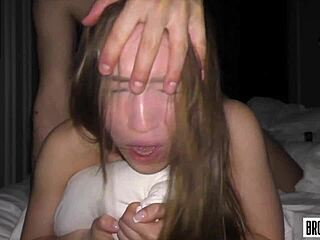 Тихо, мамка му, мама може да ни чуе по време на груба игра