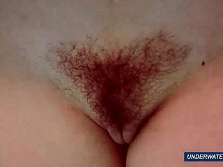 Удивително окосмено подводно шоу от Marketa в зашеметяващо соло изпълнение