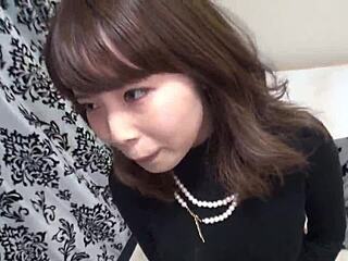 بنت الرئيس الياباني تطلع في مشهد مص حليق مع لمسة آسيوية خالية من الشعر